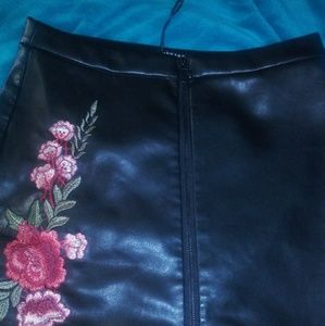 Black-leathered flower skirt